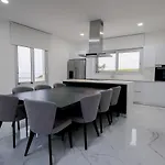 Mediterranean Dream Beachfront * ラルナカ