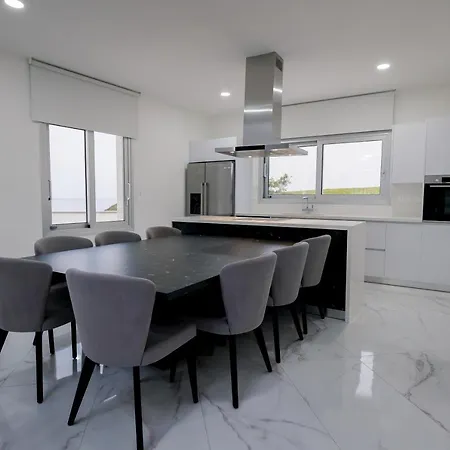 Mediterranean Dream Beachfront * 라르나카