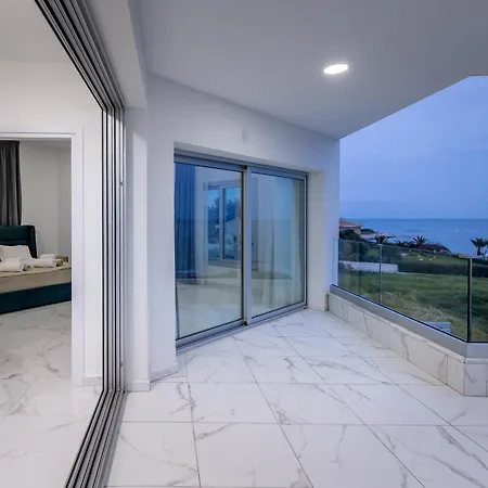 Mediterranean Dream Beachfront 라르나카