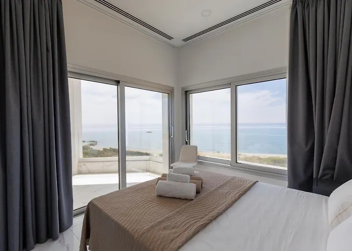 Mediterranean Dream Beachfront Vila Larnaca